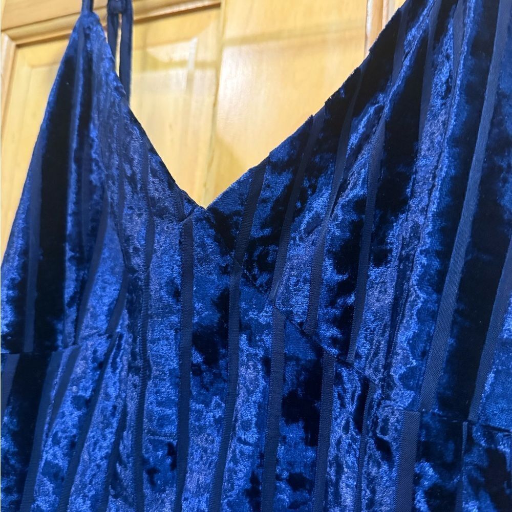 Gorgeous blue velvet dress size Small zips in back - Picture 4 of 10